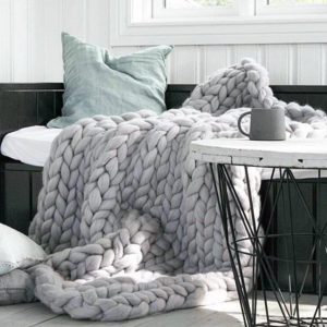scandinavian-style-chunky-knit-blanket-interior-decoration-trends-2021-grey-colors-palette-panapufa