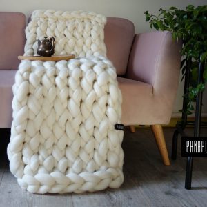 scandinavian-style-chunky-knit-blanket-interior-decoration-trends-2021-natural-earth-colors-palette-panapufa-off-white