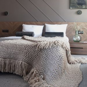 chunky-knit-luxury-organic-merino-wool-throw-blanket-with-fringes