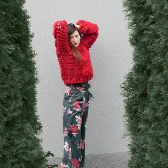 chunky-knit-red-cable-knit-merino-short-melange-sweater-cardigan-panapufa-luxurious-fashion-trends-wool-fetish-fricks-2021